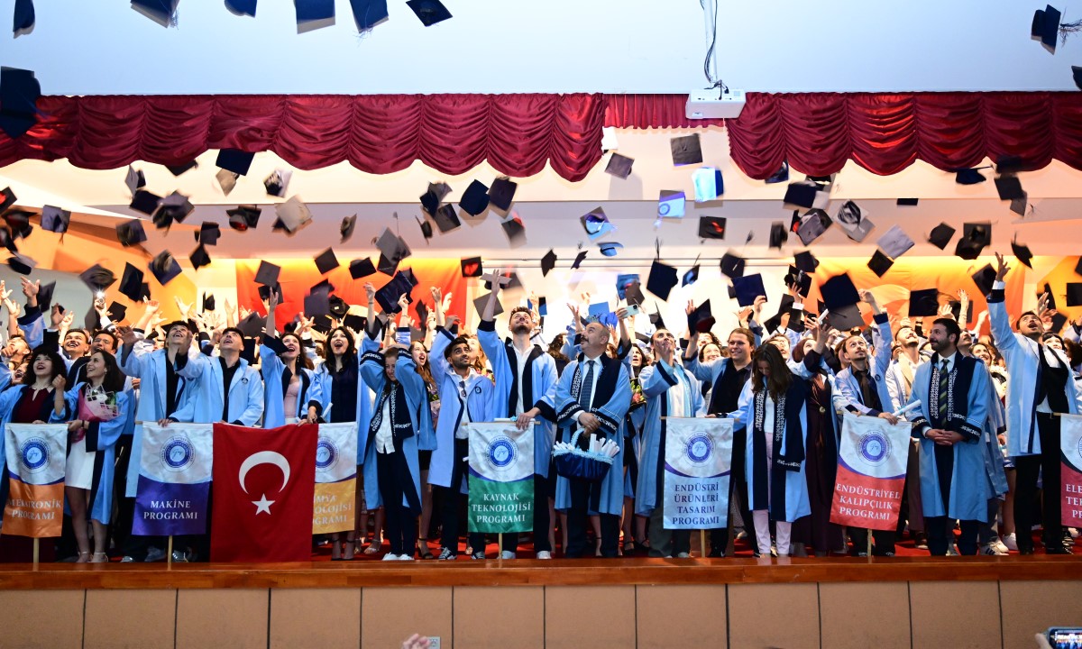 Gazi Üniversitesi OSTİM Yerleşkesinde Mezuniyet Sevinci