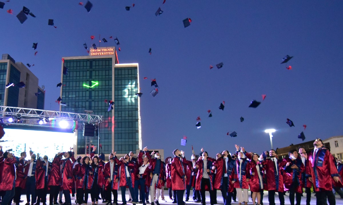 Deneyimli İlk Mezunlar Şed Kuşanarak İş Dünyasına Uğurlandı